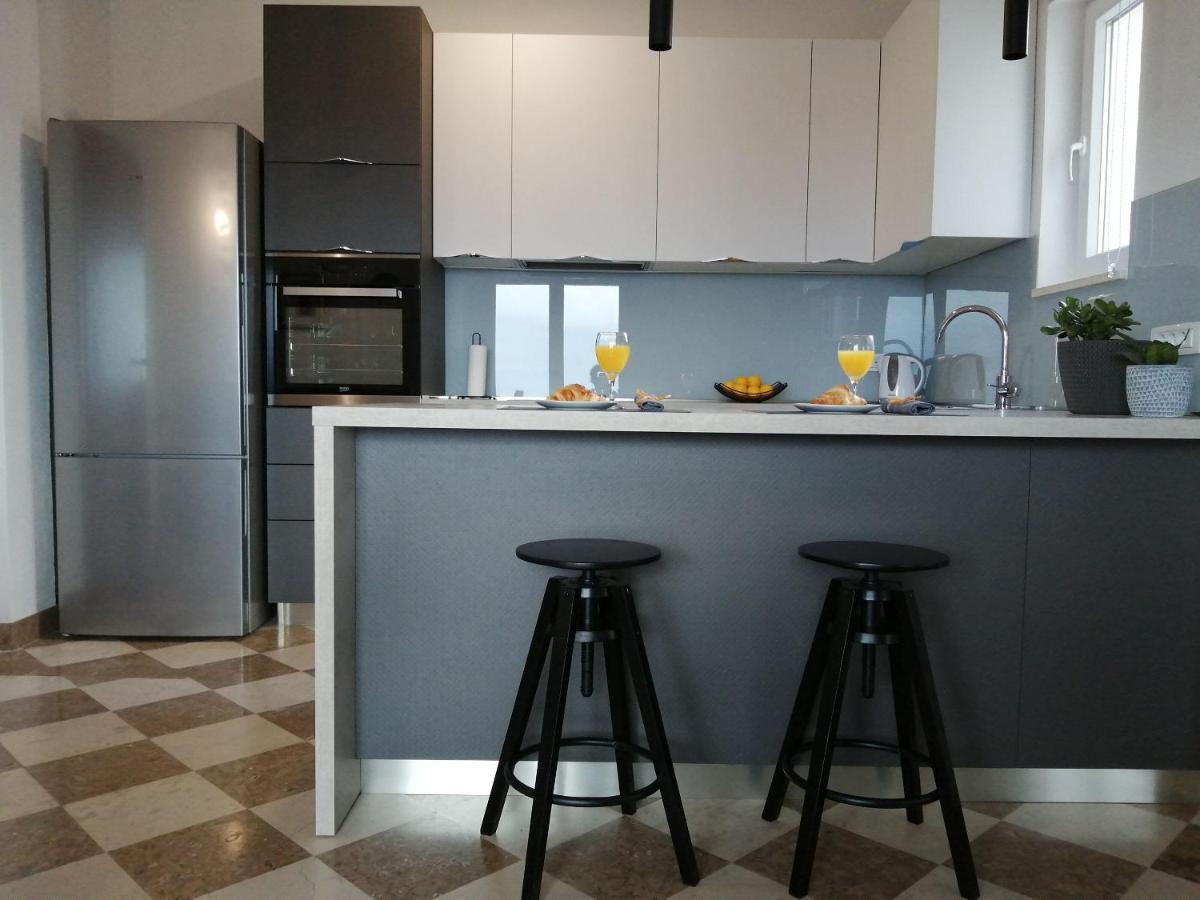 Apartments Jelka Postira Extérieur photo